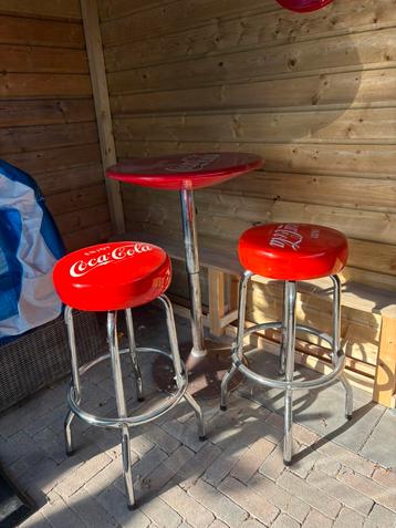 Coca cola statafel met 2 krukken beschikbaar voor biedingen