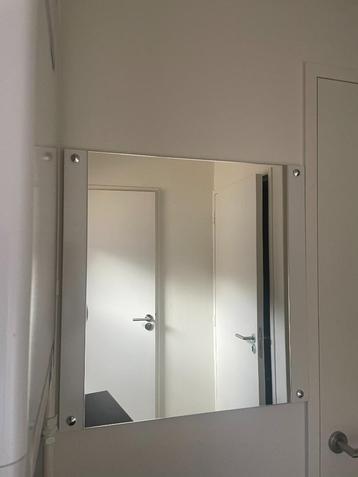 Spiegel op witte houten ondergrond beschikbaar voor biedingen