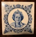 Tegel Koningin Juliana 1948-1980 , wandtegel in Delfts blauw, Ophalen of Verzenden, Zo goed als nieuw, Nederland, Overige typen