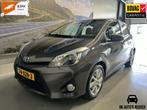 Toyota Yaris 1.5 Full Hybrid Dynamic /Camera /Cruise, 47 €/maand, Origineel Nederlands, Te koop, Zilver of Grijs