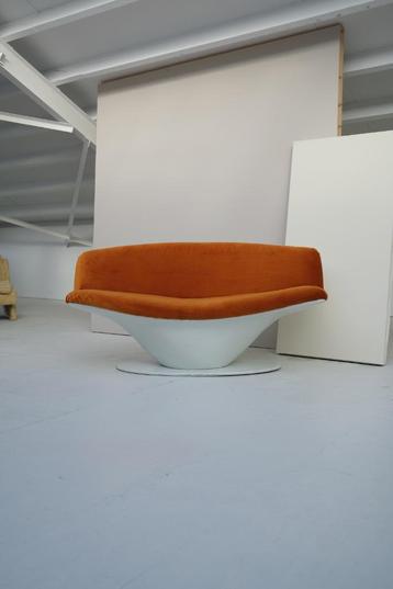 Vintage Space Age fiberglass fauteuil opnieuw bekleed beschikbaar voor biedingen