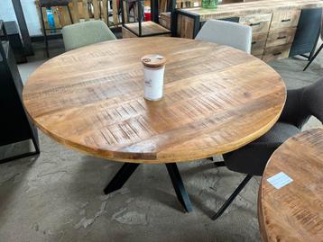 Magazijn leegverkoop ronde eettafel mangohout matrix zwart beschikbaar voor biedingen