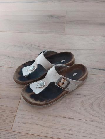 Gebruikte slippers maat 33 beschikbaar voor biedingen