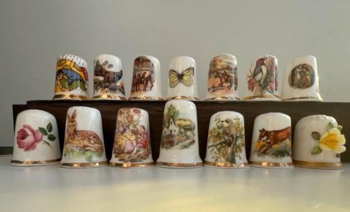 Porseleinen vingerhoedjes (14 stuks), Verzamelen, Vingerhoedjes, Zo goed als nieuw, Buitenland, Porselein, Reliëf, Ophalen of Verzenden