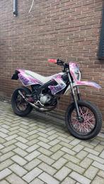 Derbi senda sm, Fietsen en Brommers, Brommers | Derbi, Ophalen, Maximaal 45 km/u, Zo goed als nieuw