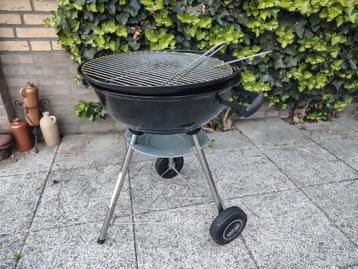 Houtskool Barbecue 2 keer gebruikt. beschikbaar voor biedingen
