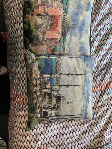 Decoratieve kussens met stadsgezichten beschikbaar voor biedingen