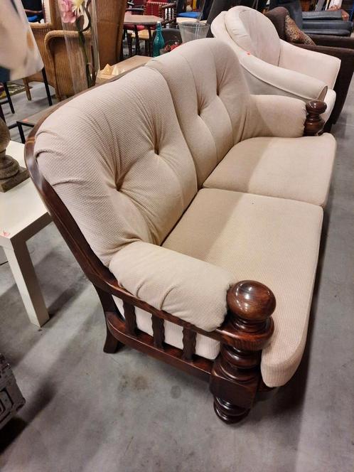 Ruime 2 zitsbank eikenhout met beige stoffen bekleding, Huis en Inrichting, Banken | Sofa's en Chaises Longues, Gebruikt, Tweepersoons