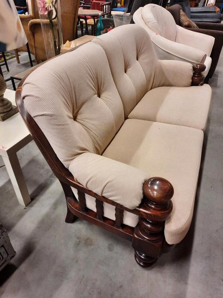 Ruime 2 zitsbank eikenhout met beige stoffen bekleding, Huis en Inrichting, Banken | Sofa's en Chaises Longues, Gebruikt, Tweepersoons