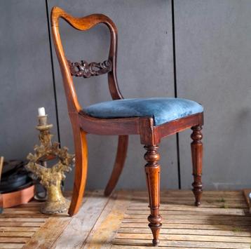 3 notenhouten klassieke stoelen beschikbaar voor biedingen