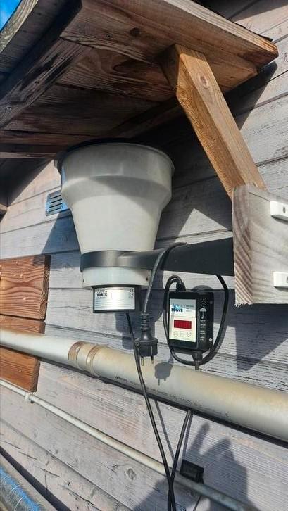 Aqua forte voerautomaat met rvs beugel voor vijverrand, Tuin en Terras, Vijver-toebehoren, Zo goed als nieuw, Ophalen