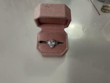 Big sparkling ring with big stone beschikbaar voor biedingen