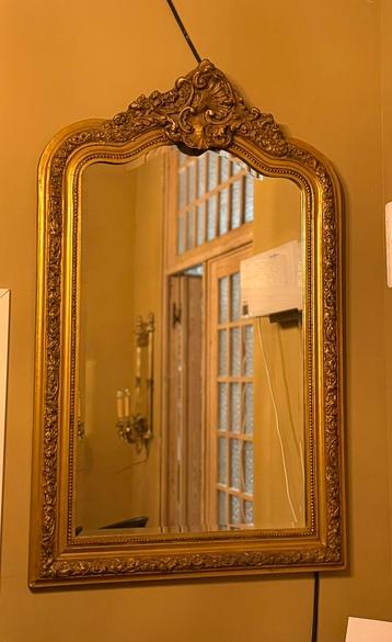 Grote antieke bladgoud spiegel beschikbaar voor biedingen