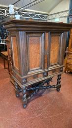 Vroeg antiek kruispoot kabinetje, Ophalen