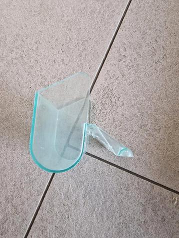 Voer en drinkflessen beschikbaar voor biedingen