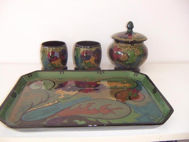 2 Bekers op plateau. Zuid Holland Gouda plateel keramiek., Antiek en Kunst, Antiek | Keramiek en Aardewerk, Ophalen of Verzenden