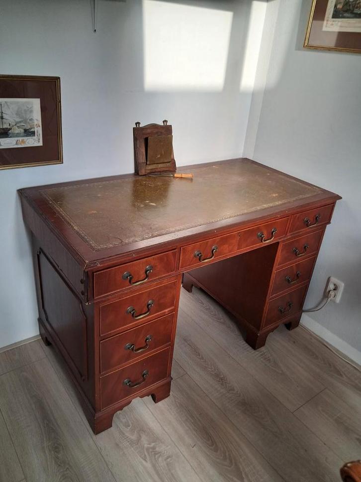 Chesterfield bureau en bureaustoel 130/63/72, Huis en Inrichting, Bureaus, Gebruikt, Bureau, Ophalen