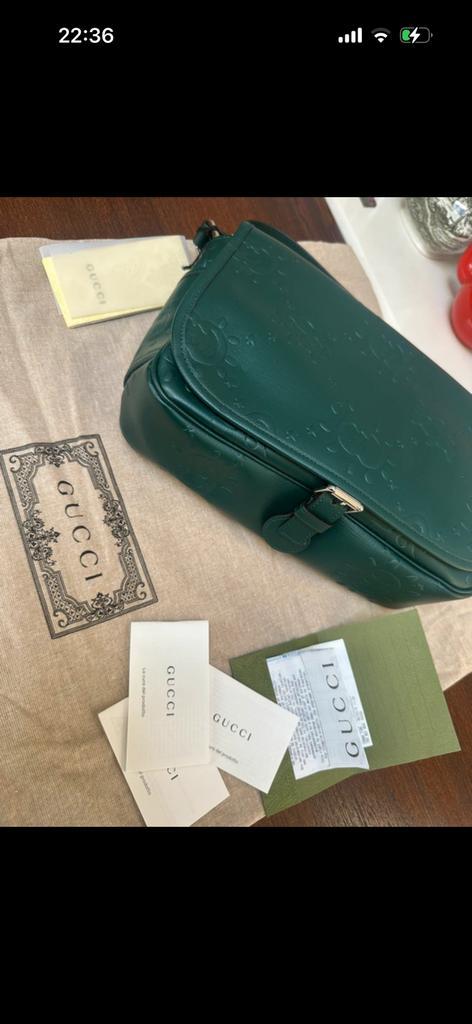 Gucci schoudertas met logo-reliëf, Sieraden, Tassen en Uiterlijk, Tassen | Schoudertassen, Nieuw, Overige merken, Groen, Leer
