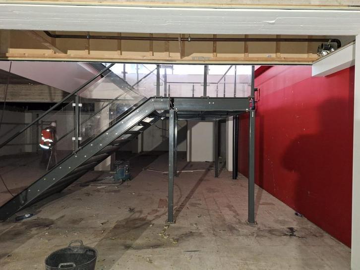 Stalen trap met midden plateau | 350 cm hoog, Doe-het-zelf en Verbouw, Ladders en Trappen, Zo goed als nieuw, 2 tot 4 meter, Ophalen