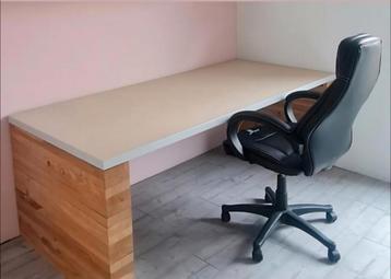 Mooie werkbureau/eettafel beschikbaar voor biedingen