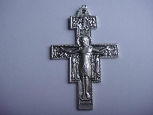 Mooi zilverkleurig Damiaan kruisje, Verzamelen, Religie, Zo goed als nieuw, Christendom | Katholiek, Overige typen, Ophalen of Verzenden