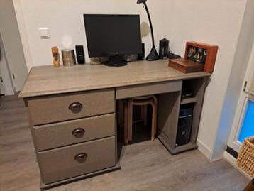 Massief houten bureau beschikbaar voor biedingen
