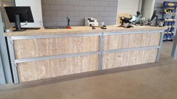 Industriele toonbank van steigerhout met uniek stalen frame beschikbaar voor biedingen