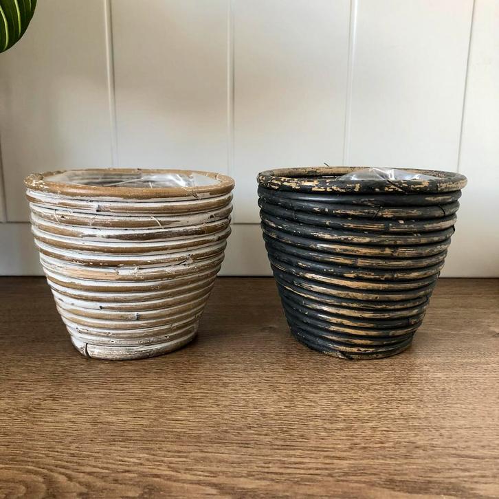 Twee rieten bloempotten, Tuin en Terras, Bloempotten, Gebruikt, Kunststof, Binnen, Minder dan 40 cm, Minder dan 25 cm, Rond, Ophalen of Verzenden