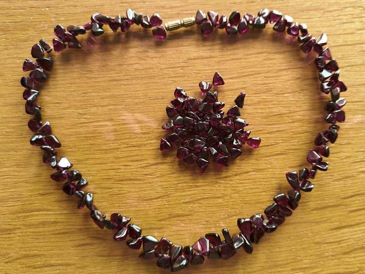 Ketting van natuurlijk donkerrode granaat, Sieraden, Tassen en Uiterlijk, Antieke sieraden, Ketting, Overige materialen, Met edelsteen
