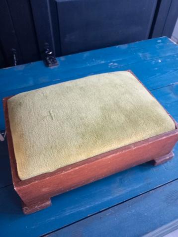 Houten voetenbankje met stoffen bekleding beschikbaar voor biedingen