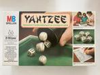 Yahtzee spel met beker en dobbelstenen + scoreblok, Hobby en Vrije tijd, Gezelschapsspellen | Bordspellen, Ophalen, Gebruikt, MB Spellen
