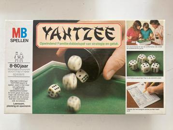 Yahtzee spel met beker en dobbelstenen + scoreblok beschikbaar voor biedingen