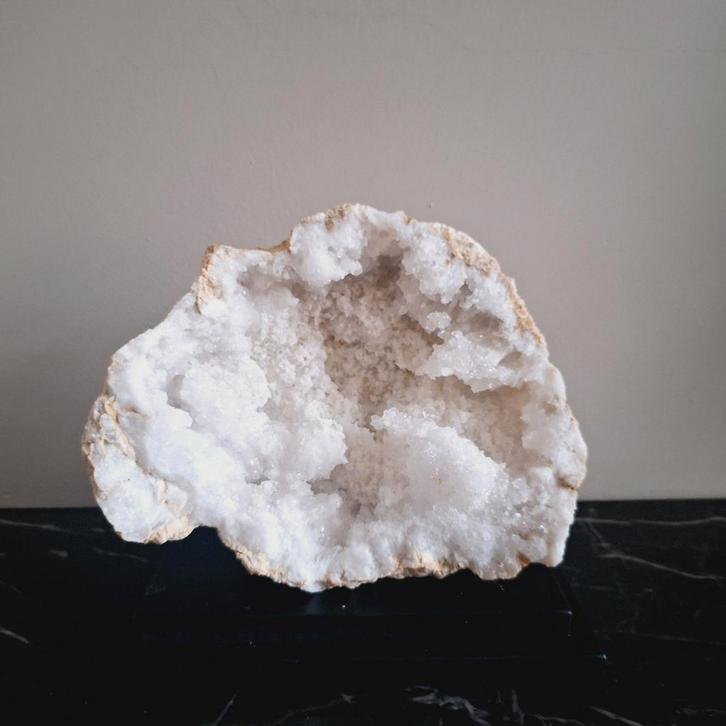 Super mooi en groot bergkristal geode op voet, Verzamelen, Mineralen en Fossielen, Ophalen
