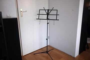 Inklapbare zwarte muziekstandaard beschikbaar voor biedingen