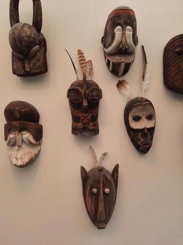 Afrikaanse maskers van hout Ieder masker staat apart op foto