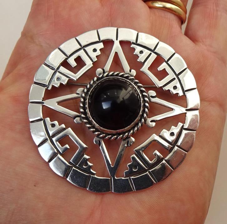 Vintage royaal model zilveren broche: Aztec decor, Mexico, Sieraden, Tassen en Uiterlijk, Antieke sieraden, Broche, Zilver, Met edelsteen