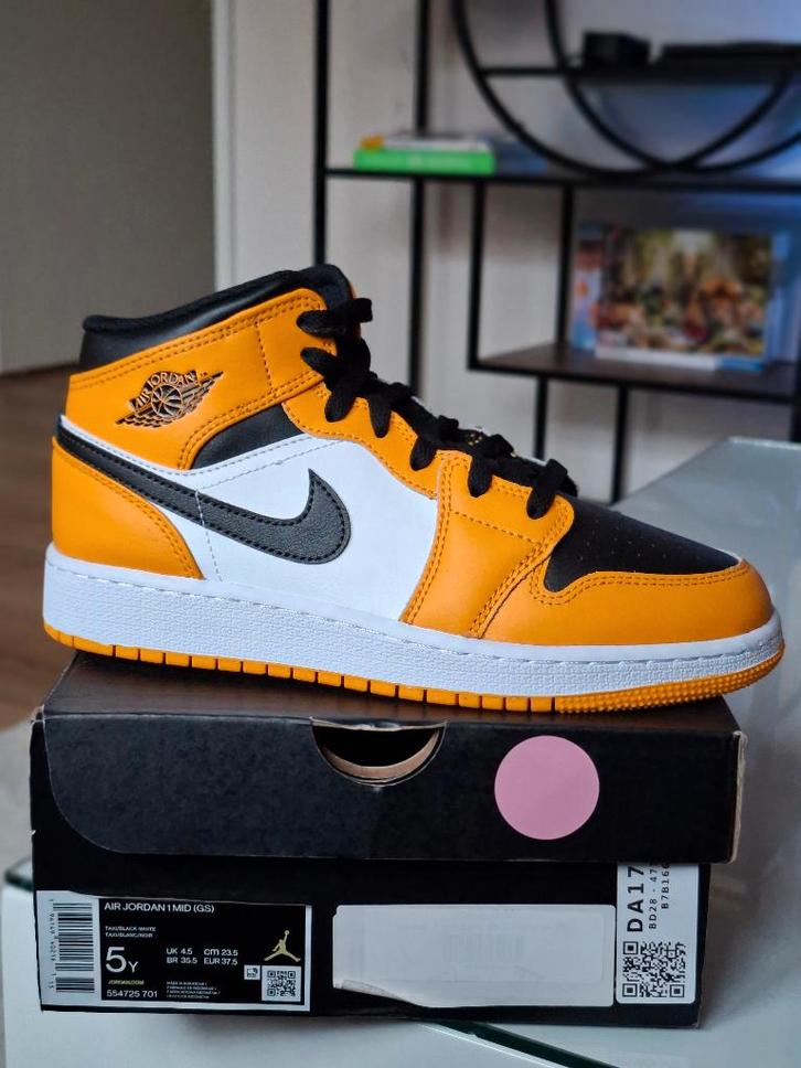 Nike Air Jordan 1 Mid "Taxi" Maat 37.5, Kleding | Dames, Schoenen, Nieuw, Sneakers of Gympen, Oranje, Ophalen of Verzenden