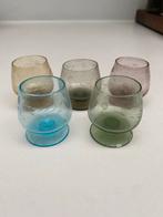 Oude gegraveerde likeurglaasjes - diverse kleuren, Antiek en Kunst, Antiek | Glas en Kristal, Ophalen of Verzenden