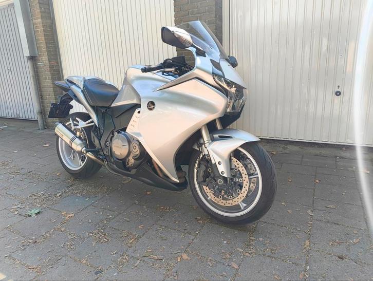 Honda VFR1200F - Zeer Compleet!, Motoren, Motoren | Honda, Bedrijf, Toermotor, meer dan 35 kW, 4 cilinders, Minimaal motorrijbewijs A1