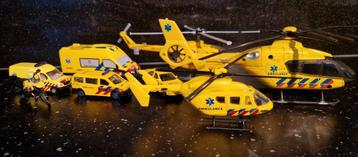 Diverse hulpverleningsvoertuigen ambulance