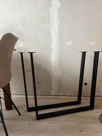 Mat zwart metalen tafelpoten beschikbaar voor biedingen