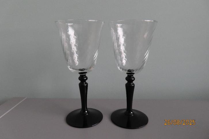 Luminarc wijnglas “Swirl” op zwarte voet, 18 cm x Ø 8cm, Antiek en Kunst, Curiosa en Brocante, Ophalen of Verzenden