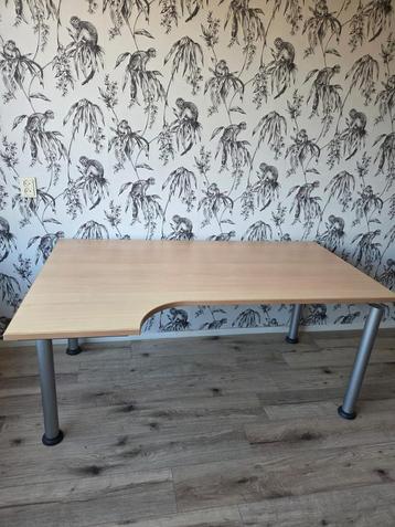 Groot stevig hoek bureau beschikbaar voor biedingen