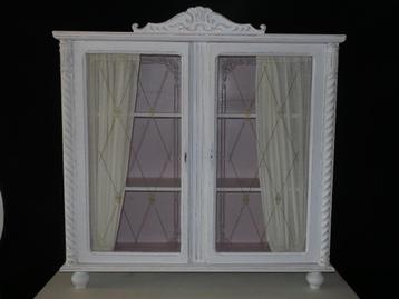 Kast met kuif uniek model gerestyled met witte krijtverf  beschikbaar voor biedingen