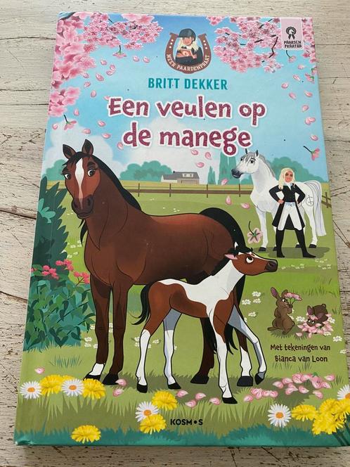 Britt Dekker - Een veulen op de manege, Boeken, Kinderboeken | Jeugd | onder 10 jaar, Zo goed als nieuw, Ophalen of Verzenden