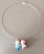 ZILVER KLEURIGE SPANG MET 2 HELLO KITTY HANGERTJES/BEDELS, Verzenden, Zo goed als nieuw, Zilver, Overige materialen