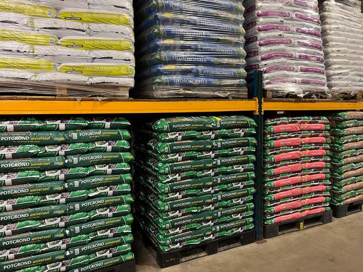 Tuinaarde 8 zakken € 20,00, Potgrond 5 zakken € 20,00, Tuin en Terras, Aarde en Mest, Tuinaarde, Ophalen