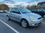 Ford Fiësta 1.3 8V 3DR 2005 Grijs incl. AC + Bluethoot, Auto's, 1299 cc, Stof, 40 €/maand, Zwart
