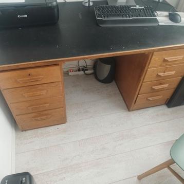 Antiek bureau met lades beschikbaar voor biedingen