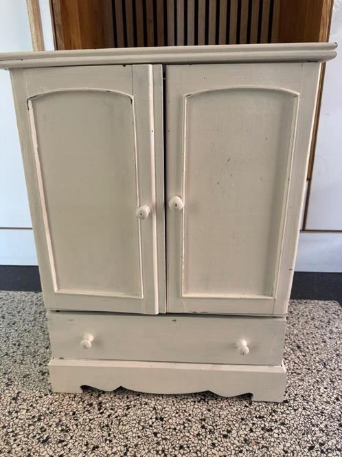 Antiek mini kledingkastje voor kinderkamer - Nachtkastje, Huis en Inrichting, Slaapkamer | Nachtkastjes, Gebruikt, 55 tot 70 cm